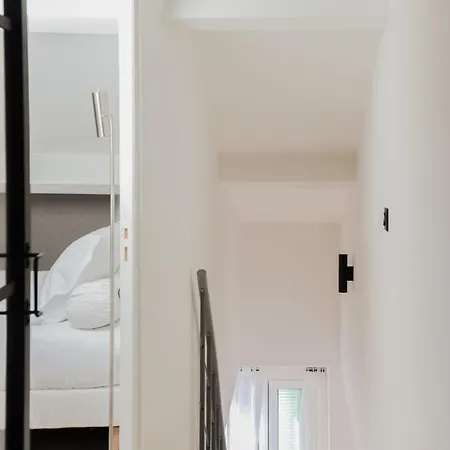 3br Duplex W/ Balcony & A/c - Port Of | By Airnest *