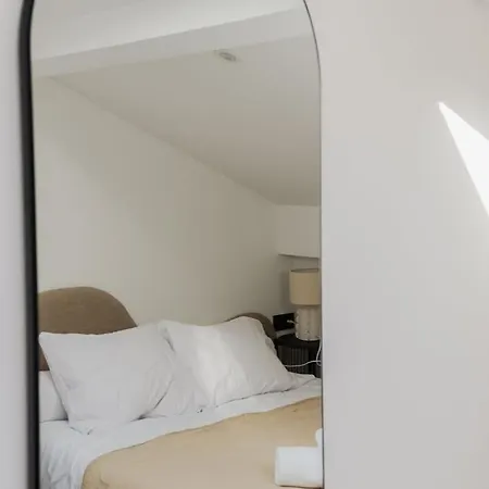 3br Duplex W/ Balcony & A/c - Port Of | By Airnest *